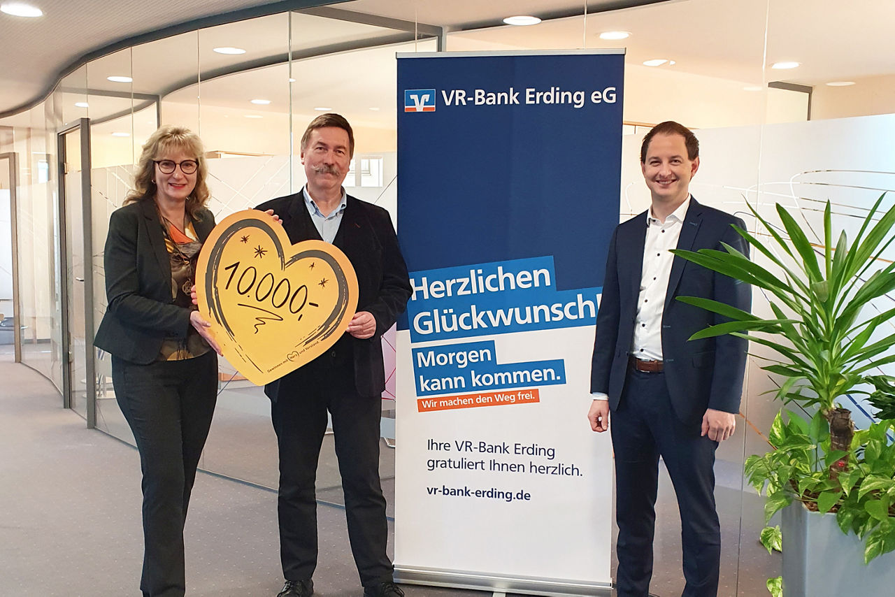 Dr. Michael Neubauer aus Forstinning (Mitte) mit Beraterin Barbara Bottesch (links) und Berater Florian Mayer 