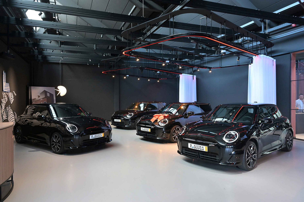 Showroom mit vier neuen Autos