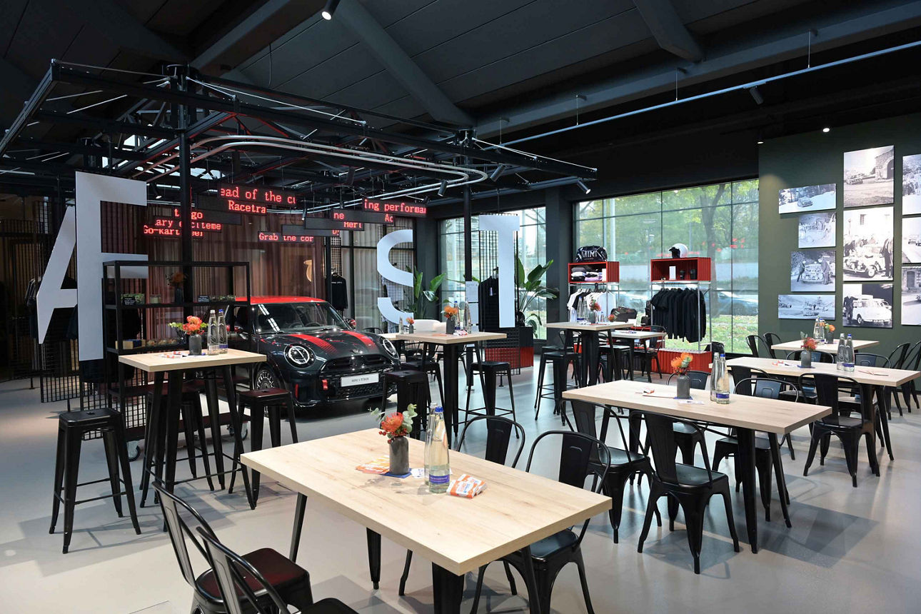 ein großer modernen Raum mit vielen Stühlen