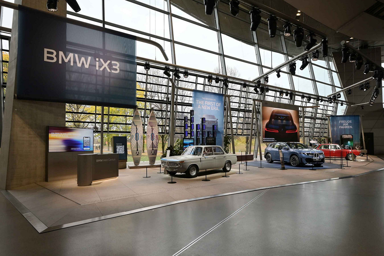 Moderne Halle von BWM mit Oldtimer Autos