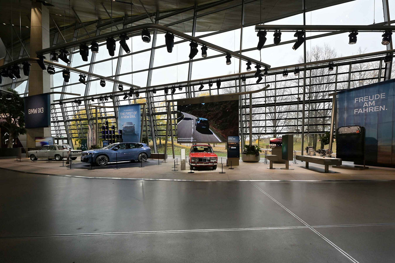 Moderne Halle von BWM mit Oldtimer Autos