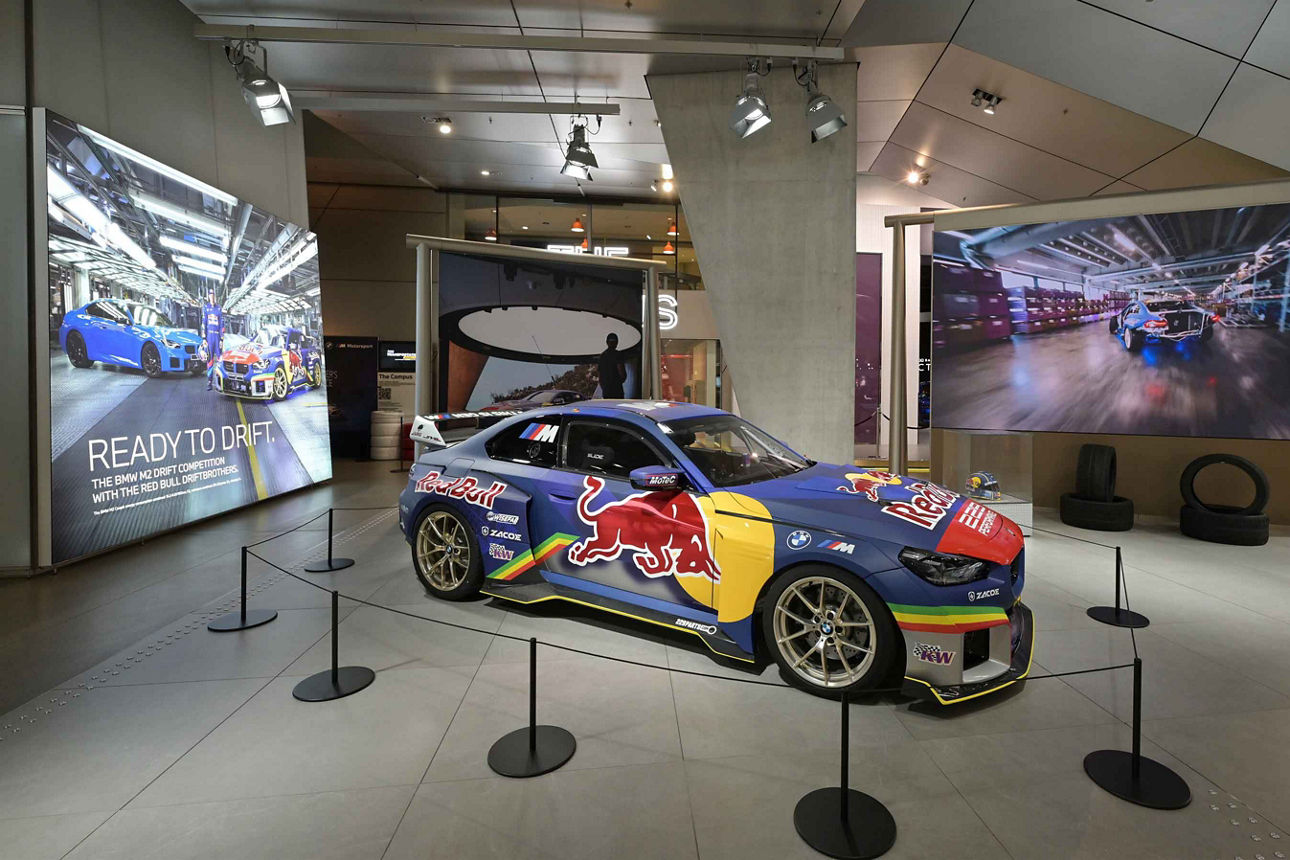 Showroom in einem Autohaus mit einem Rennwagen