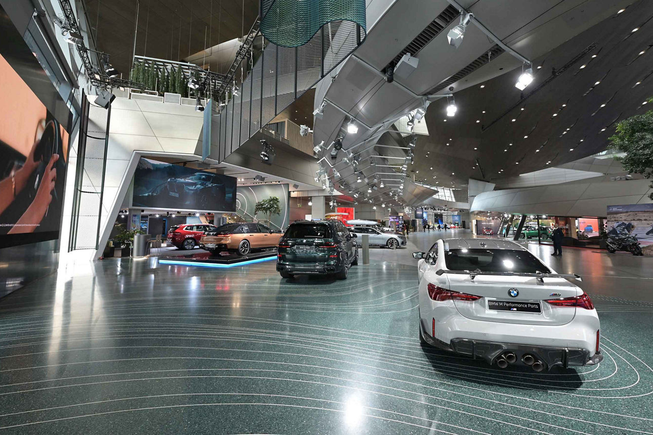 Eine große moderne Halle mit vielen Autos