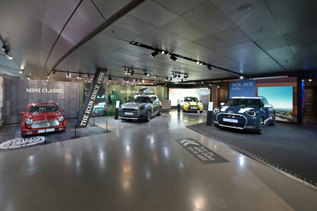 Eine große moderne Halle mit vielen Autos