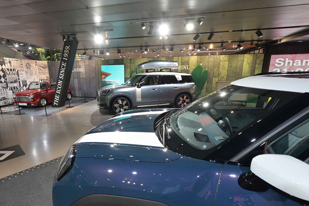 Eine große moderne Halle mit vielen Autos