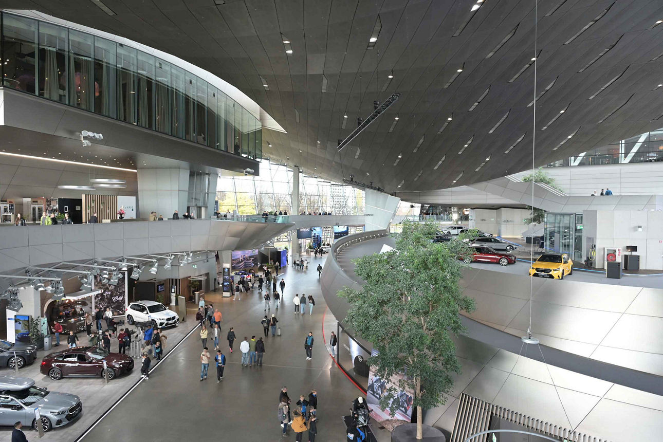 Eine große moderne Halle mit vielen Autos