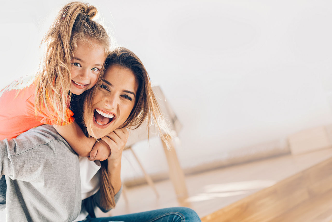 Eine junge Frau und ein kleines Mädchen haben gemeinsam viel Spaß.