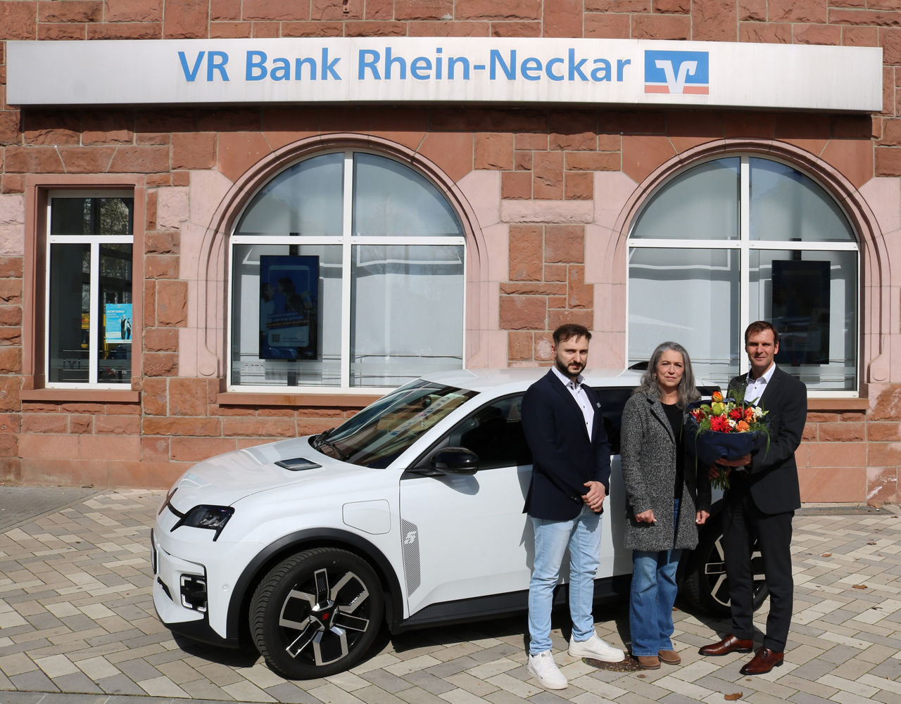 Überreichung des Checks an die Gewinnerin in Mannheim-Rheinau