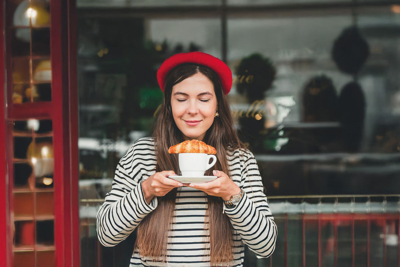Gewinnsparen - glückliche Gewinnsparerin in Paris