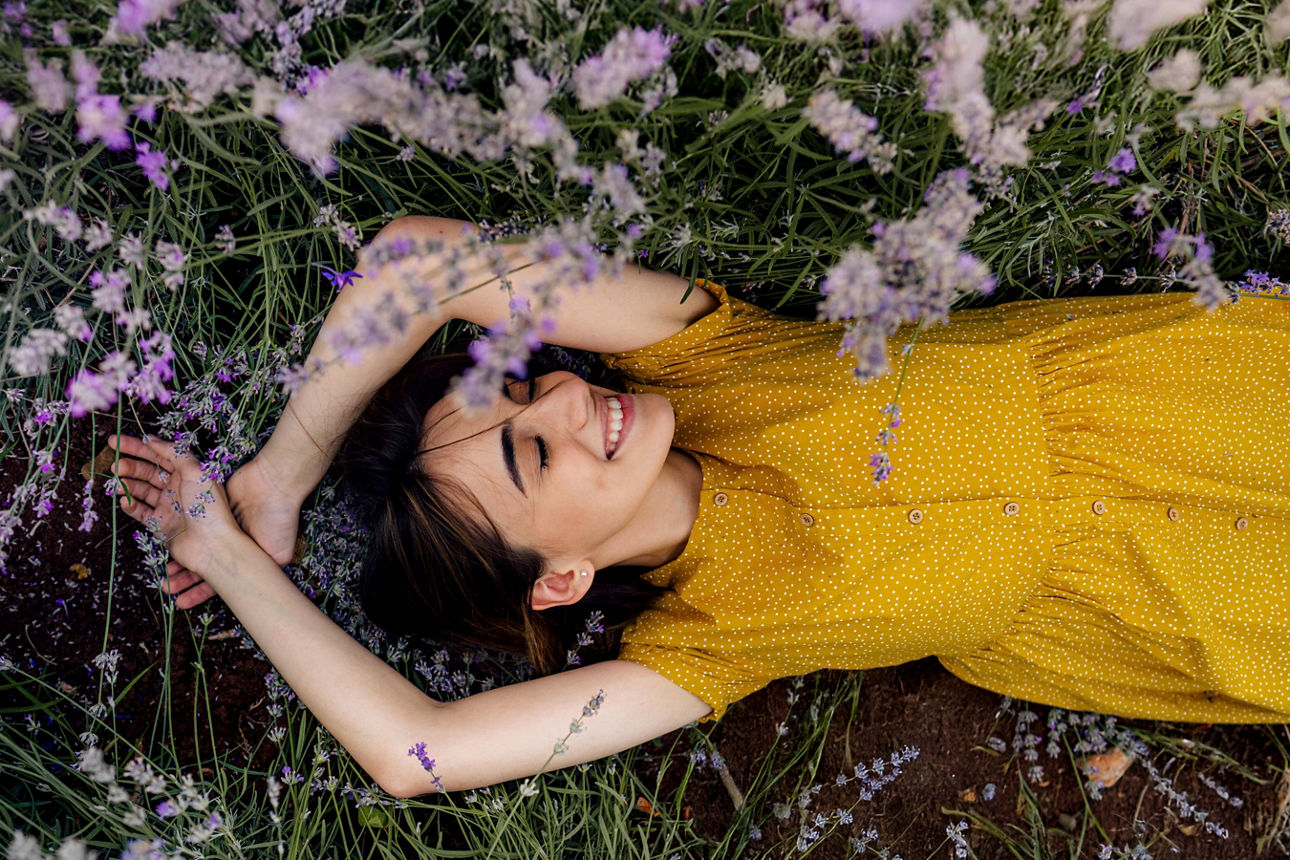 Glückliche Gewinnsparerin genießt ihren Gewinn