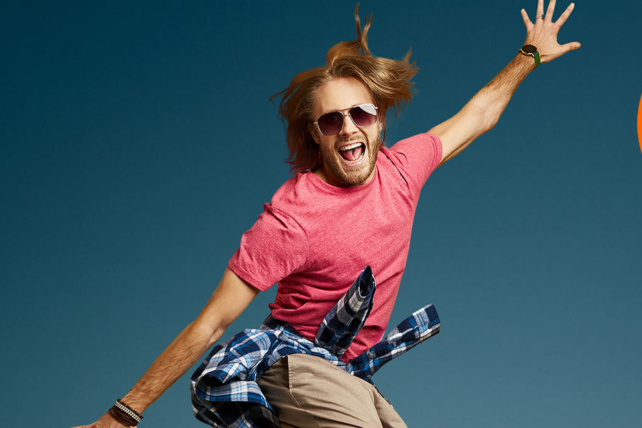 Gewinnsparen: Mann springt vor Freude in die Luft