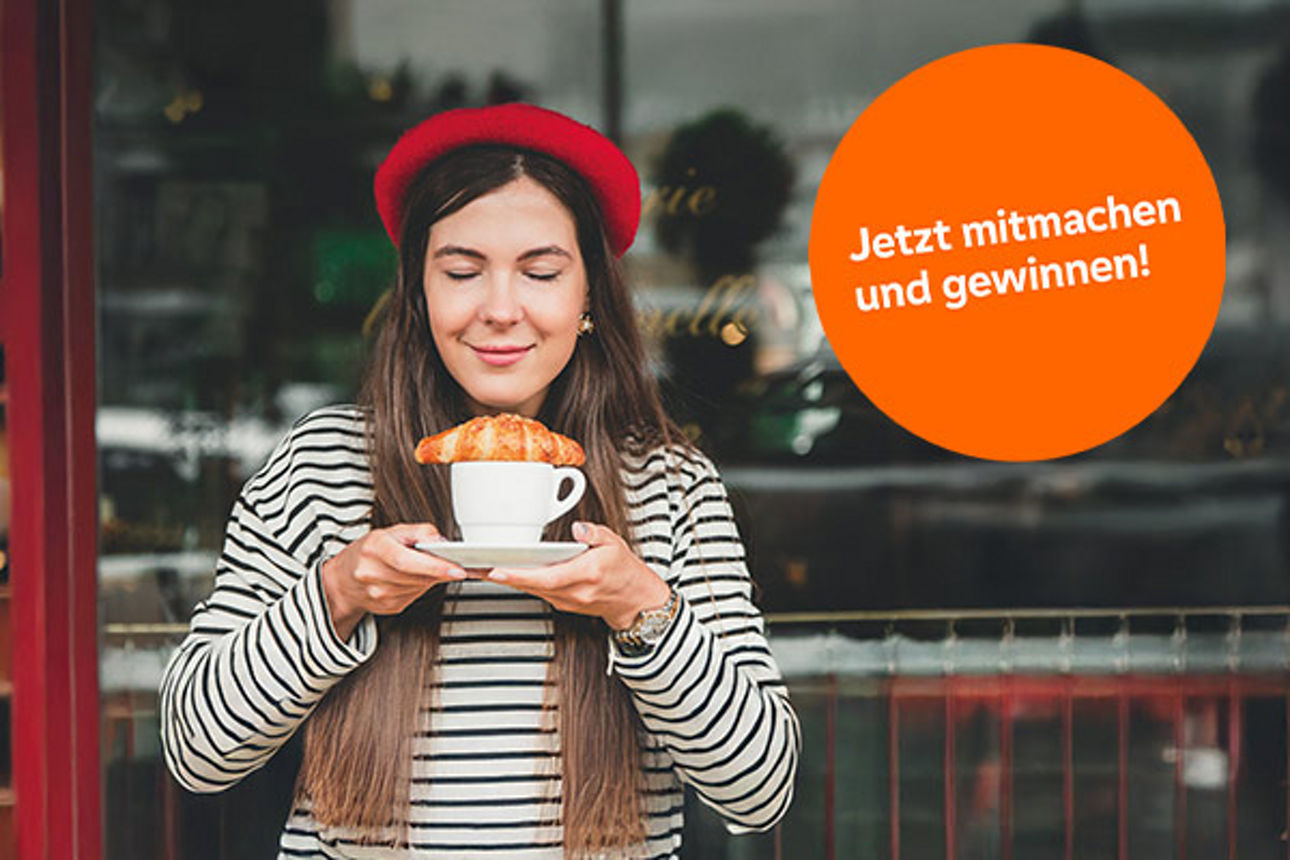 Frau mit Croissant und Kaffeetasse