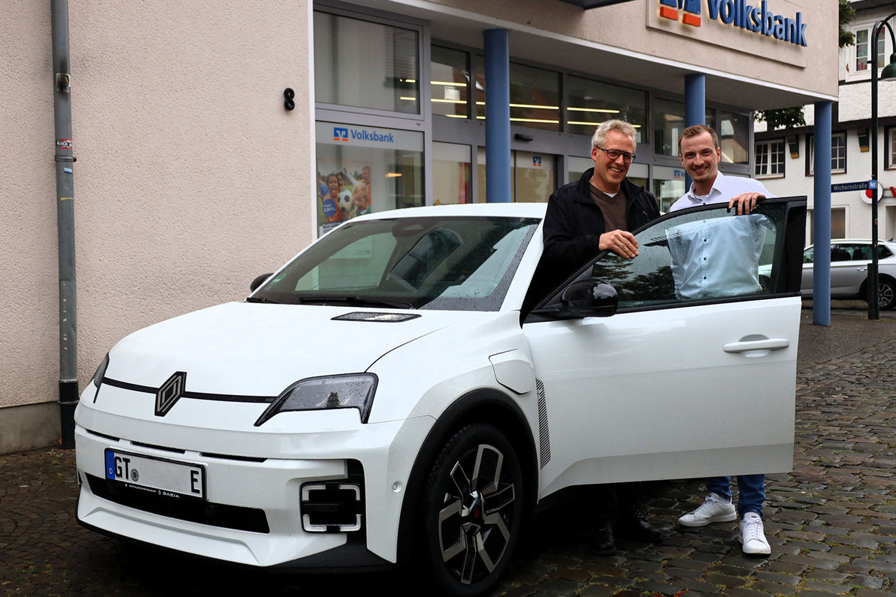 Kundenberater Björn Harz von der Volksbank in Ostwestfalen (rechts) konnte nun in Wiedenbrück einen nagelneuen Renault 5 E-Tech an den glücklichen Gewinner Frank Hühn übergeben. 