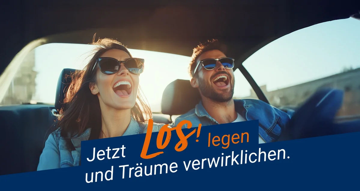 Zwei Freunde im Auto strahlen vor Freude