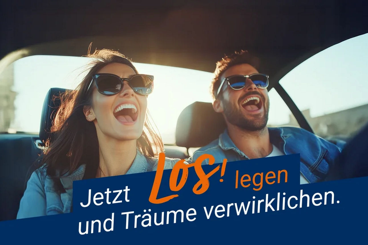 Paar im Auto überglücklich