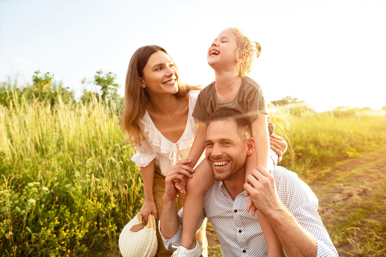 Glückliche Familie die zusammen spazieren geht.