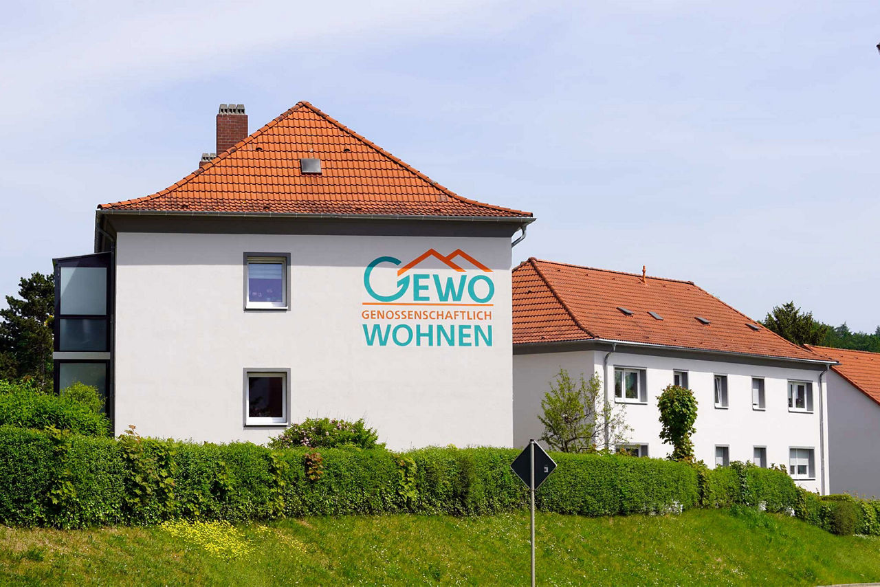 Frontansicht Haus mit GEWO-Logo