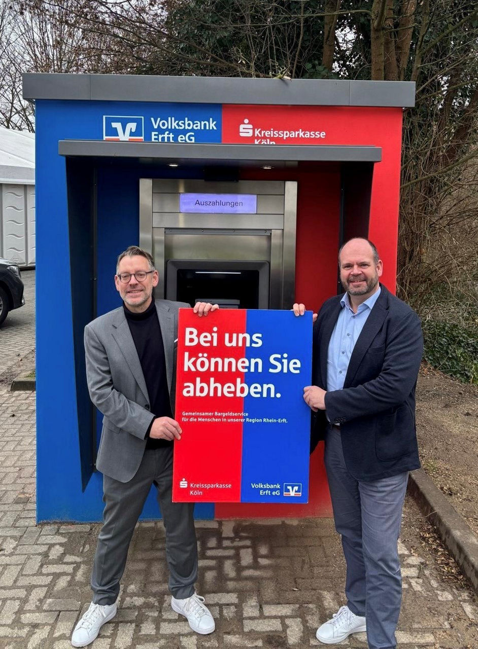 Zwei Herren vor der Geldautomatenstelle in Geyen