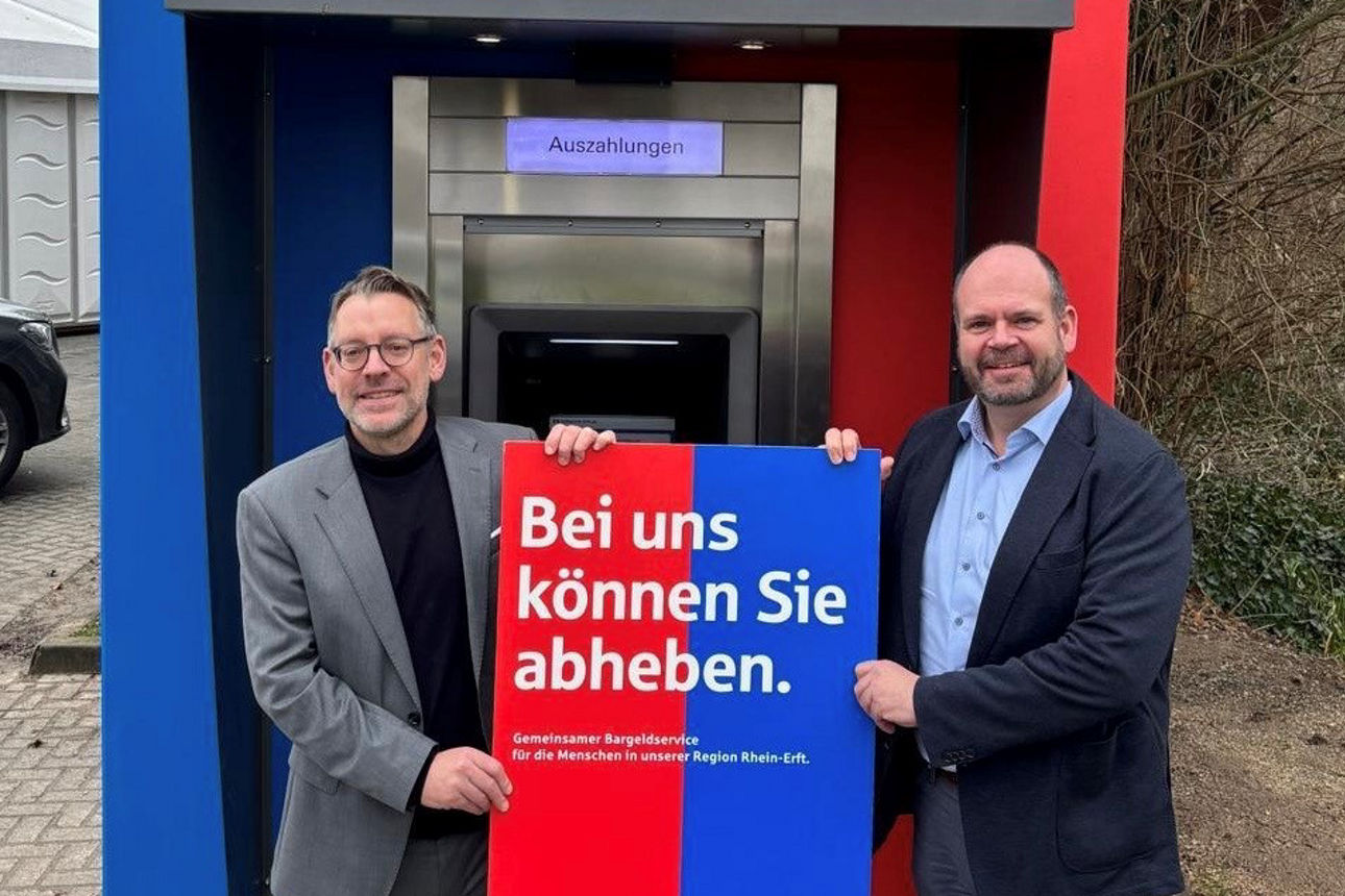 Zwei Herren vor der Geldautomatenstelle in Geyen