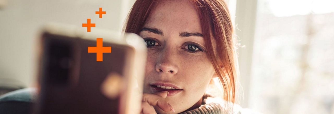 Frau schaut in ihr Smartphone und überlegt