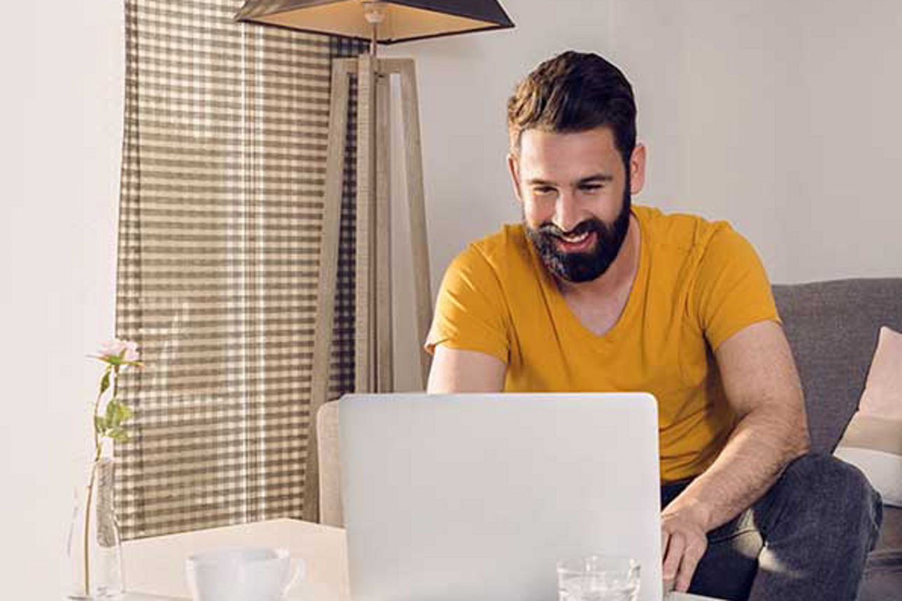 UnionDepot Komfort - Mann sitzt am Laptop