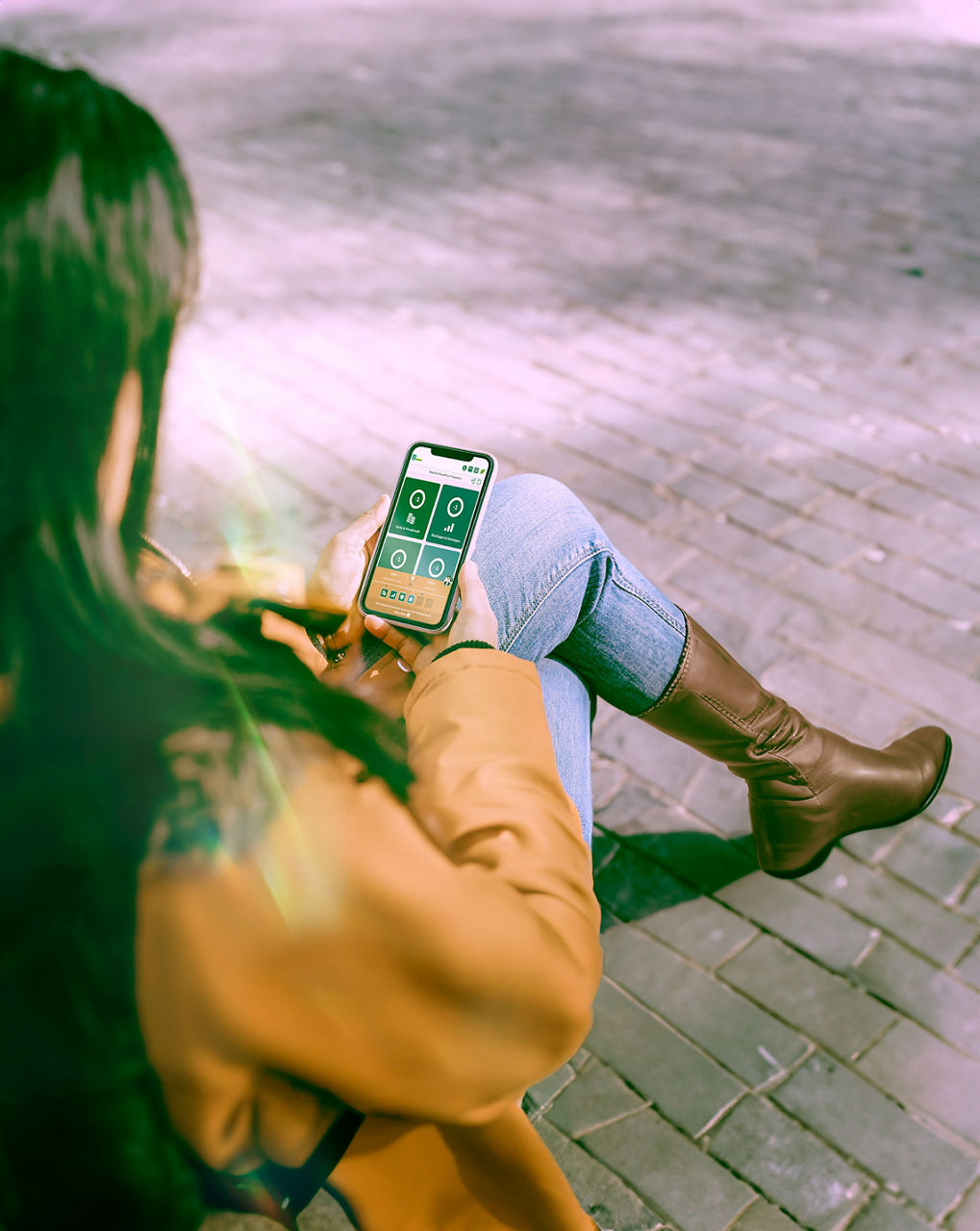 Frau sitzt und schaut auf ihr Smartphone mit geöffneten Online Banking 