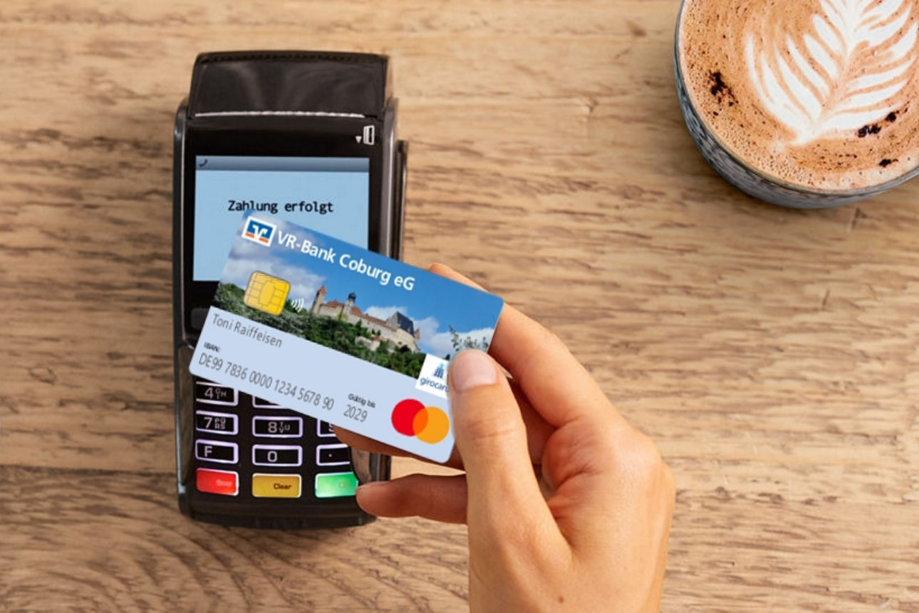 Ein Bagel und ein Kaffee werden kontaktlos mit der girocard bezahlt