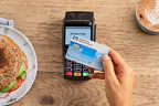 ein Bagel und ein Kaffee werden kontaktlos mit der girocard bezahlt