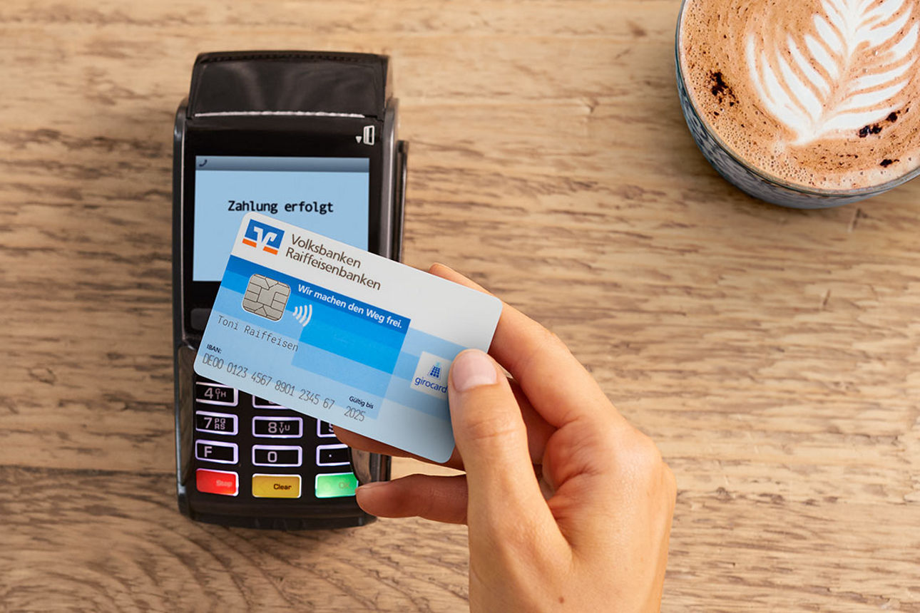 Mit der girocard wird am Terminal für ein Frühstück bezahlt