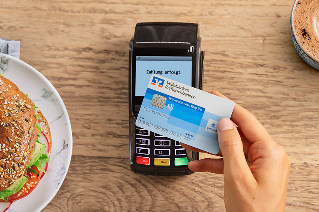 Ein Bagel und ein Kaffee werden kontaktlos mit der girocard bezahlt