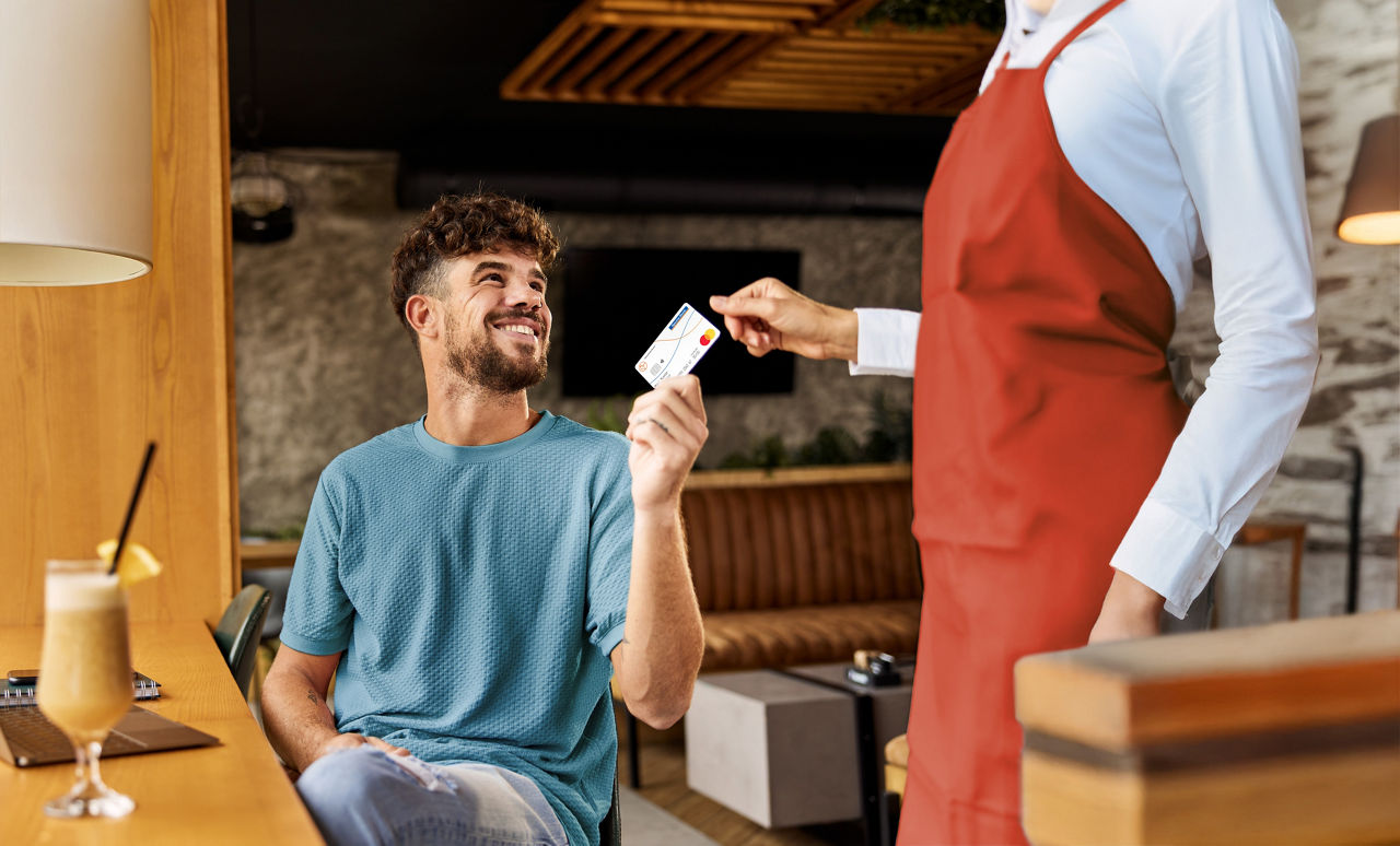 Kunde bezahlt im Café mit seiner girocard 