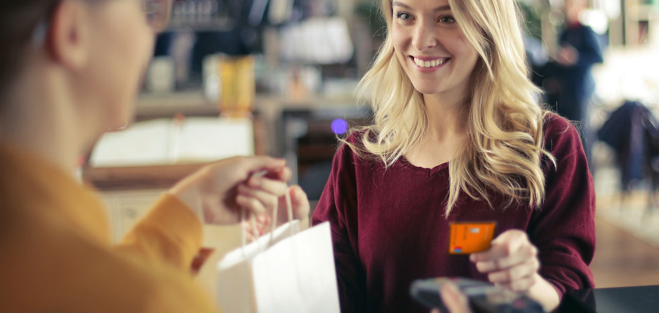 Frau hält girocard in der Hand