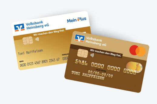 Junge Frau wirft hält die girocard vor die Kamera