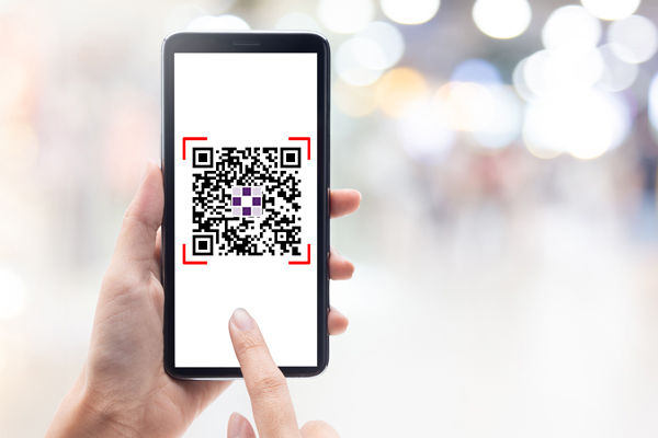 Bild mit Smartphone auf dem man den GiroCode heruntergeladen kann