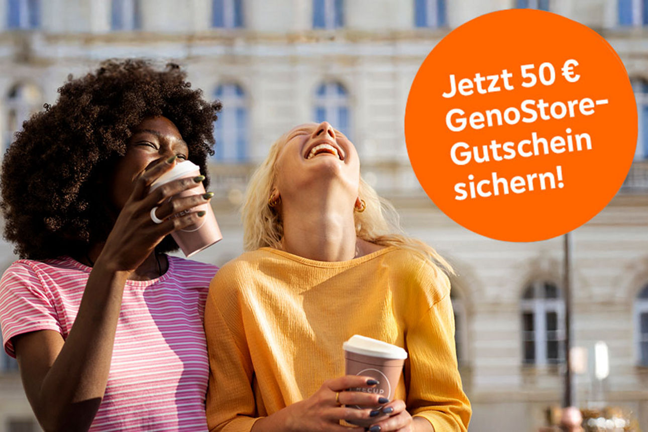 Zwei junge lachende Frauen mit einem Coffee-to-go und dem Hinweis auf einen 50 Euro Gutschein
