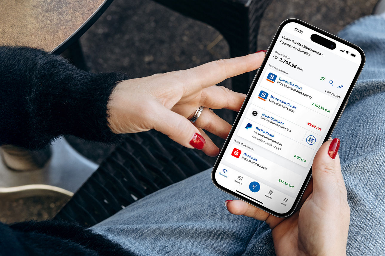 Person nutzt die Banking App auf einem iPhone
