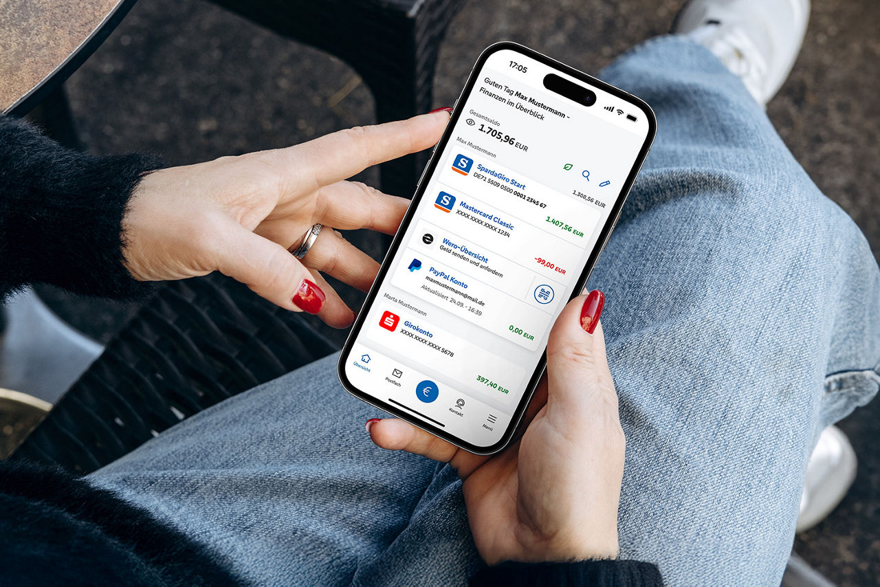 Person nutzt die Banking App auf einem iPhone
