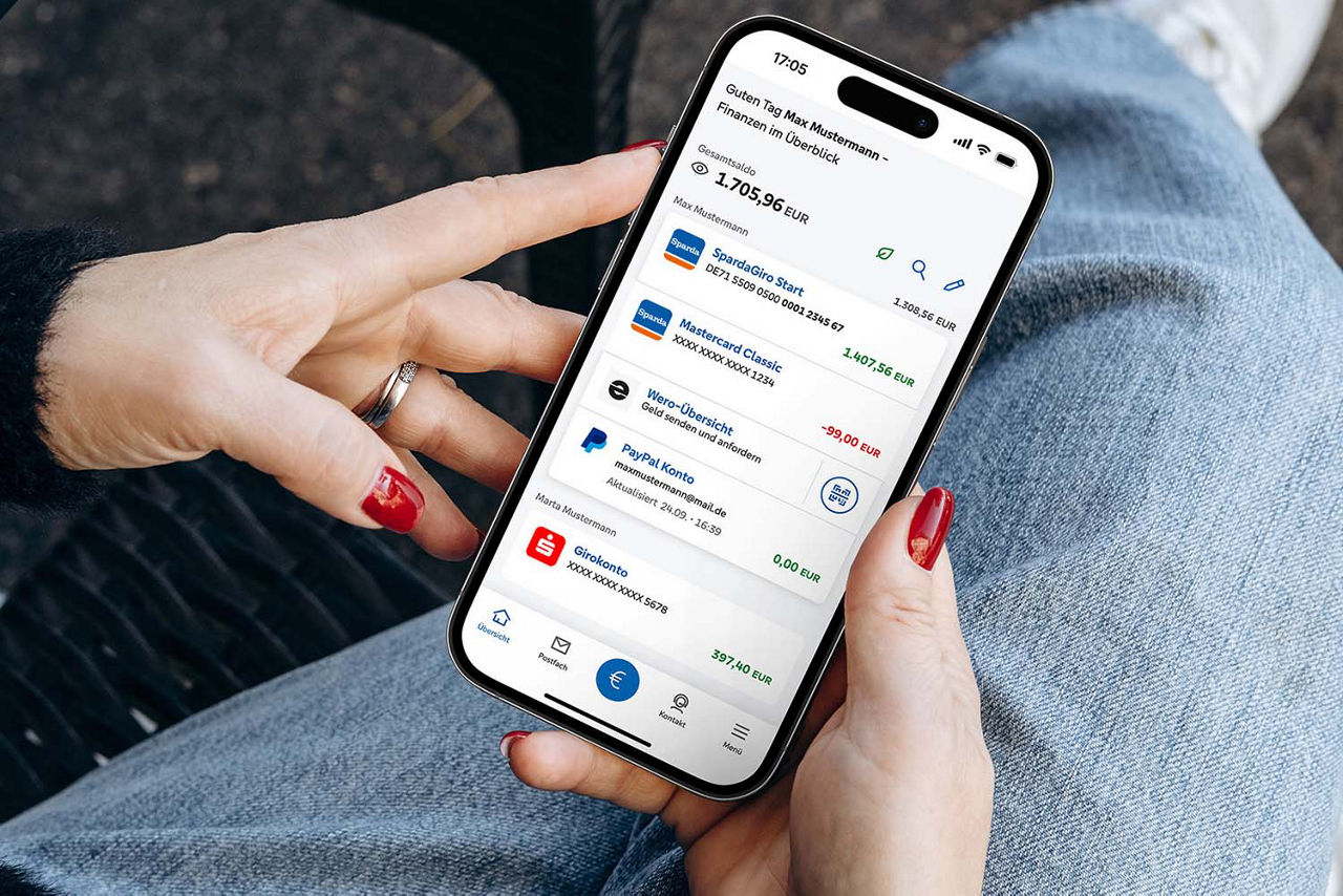 Person nutzt die Banking App auf einem iPhone