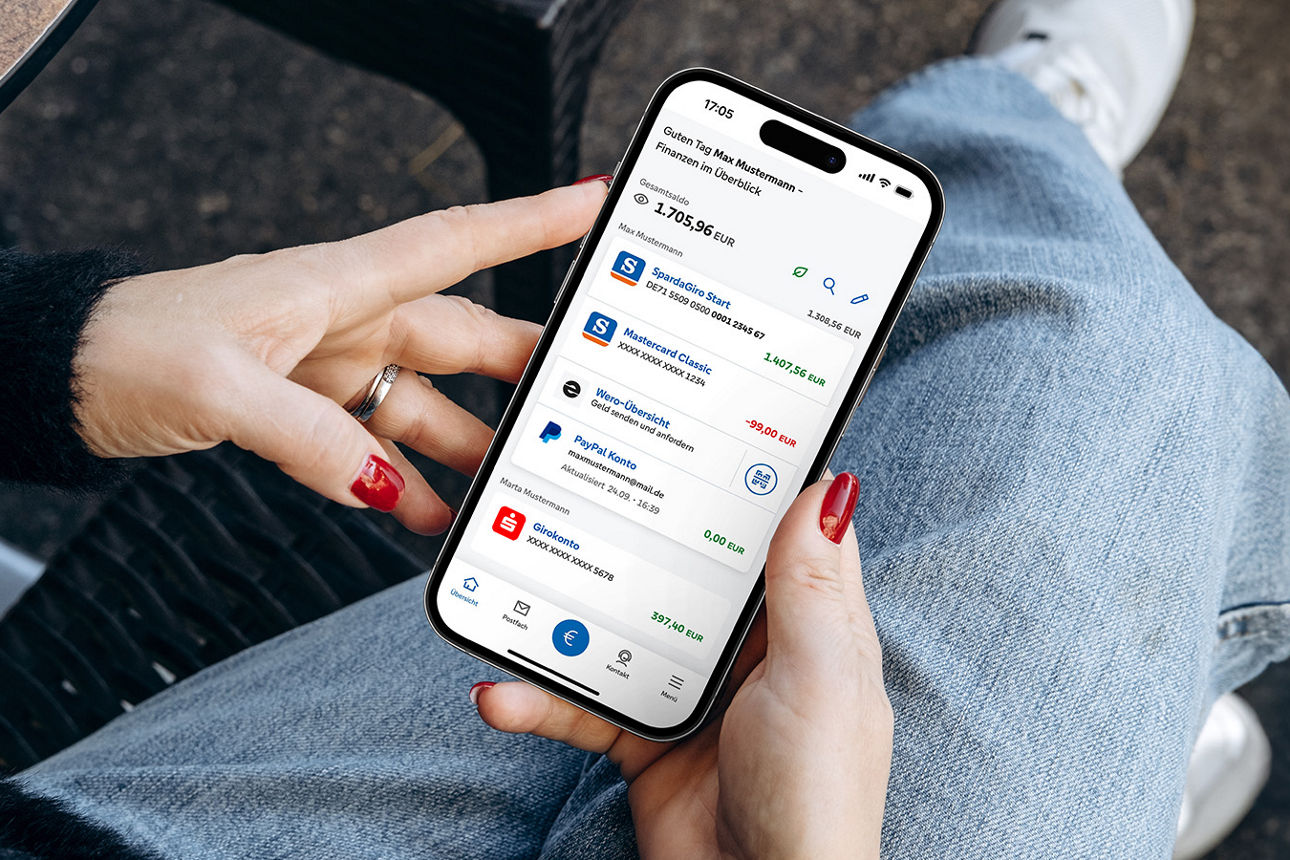Person nutzt die Banking App auf einem iPhone