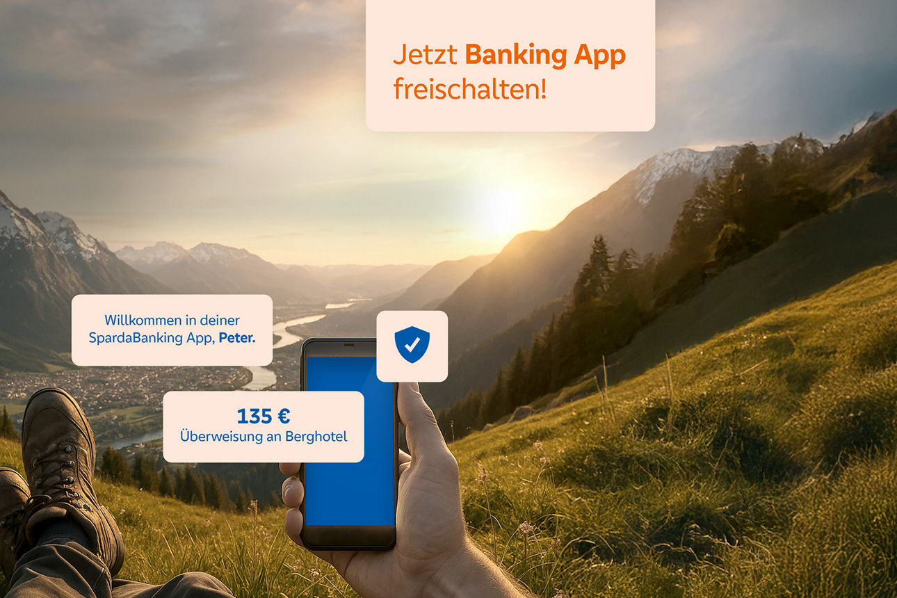 Mann auf einer Wiese in den Bergen mit Handy in der Hand