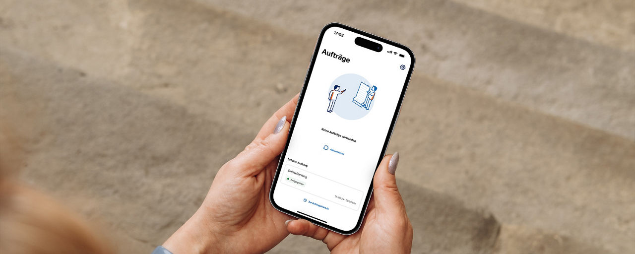 Person nutzt die SpardaSecureGo+ App auf einem iPhone