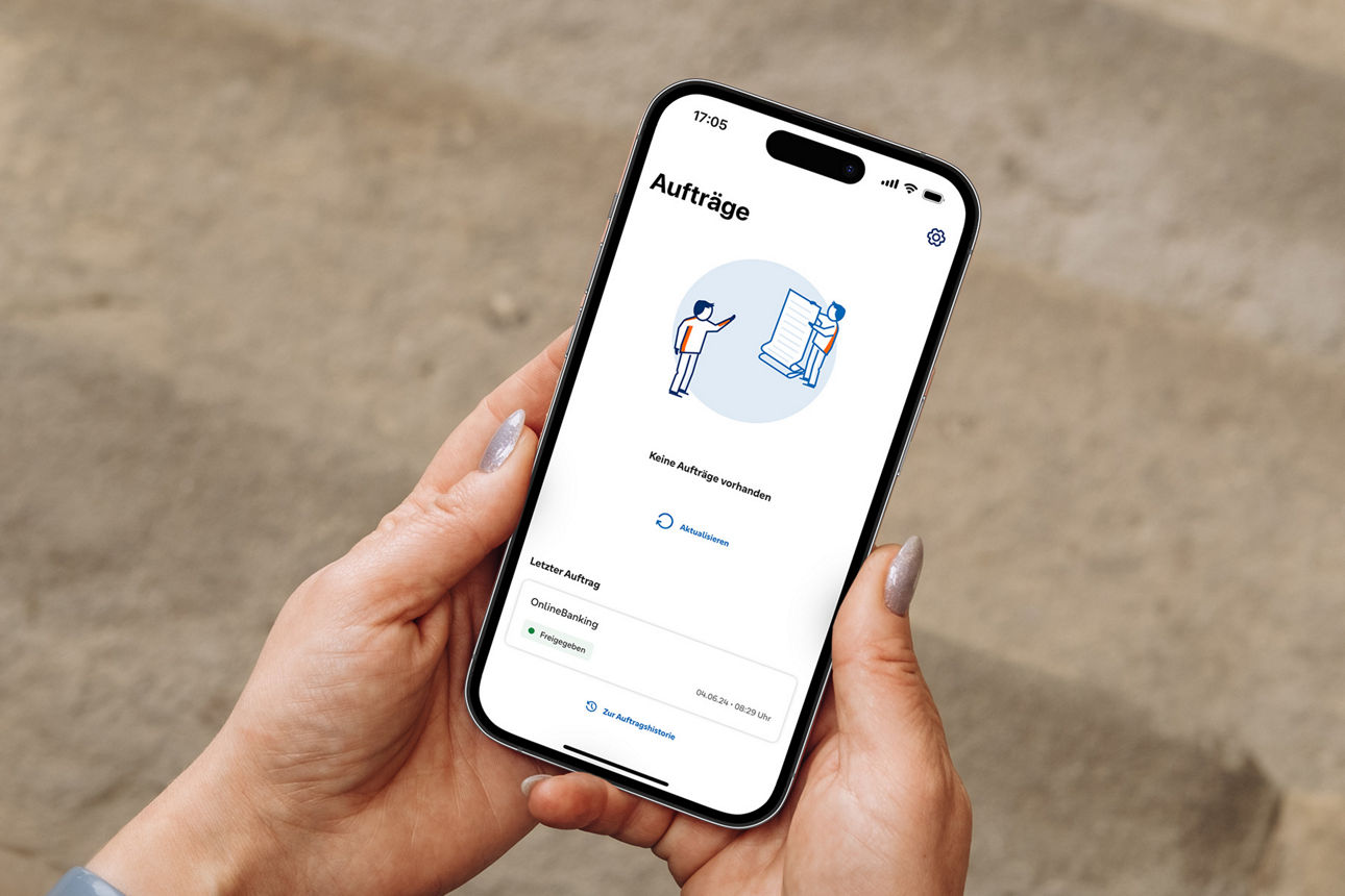 Person nutzt die SpardaSecureGo+ App auf einem iPhone