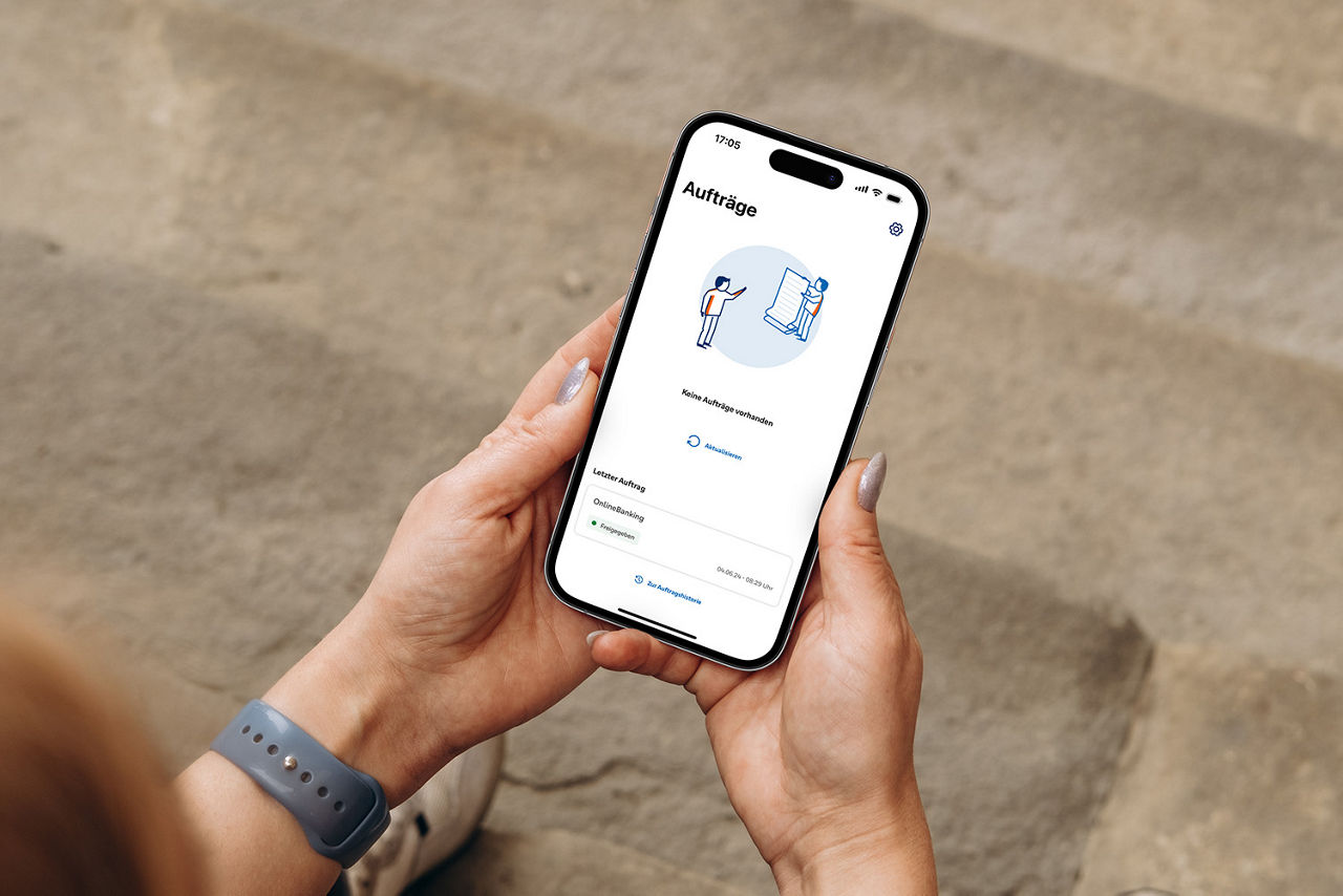 Person nutzt die SpardaSecureGo+ App auf einem iPhone