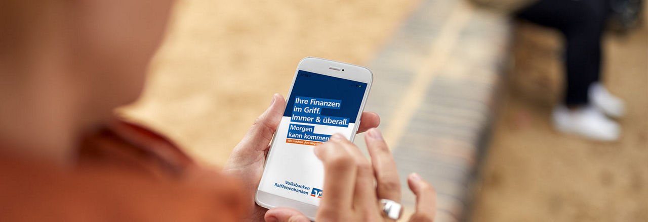 Frau mit Handy in der Hand