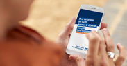 Eine Person liest etwas auf dem Smartphone