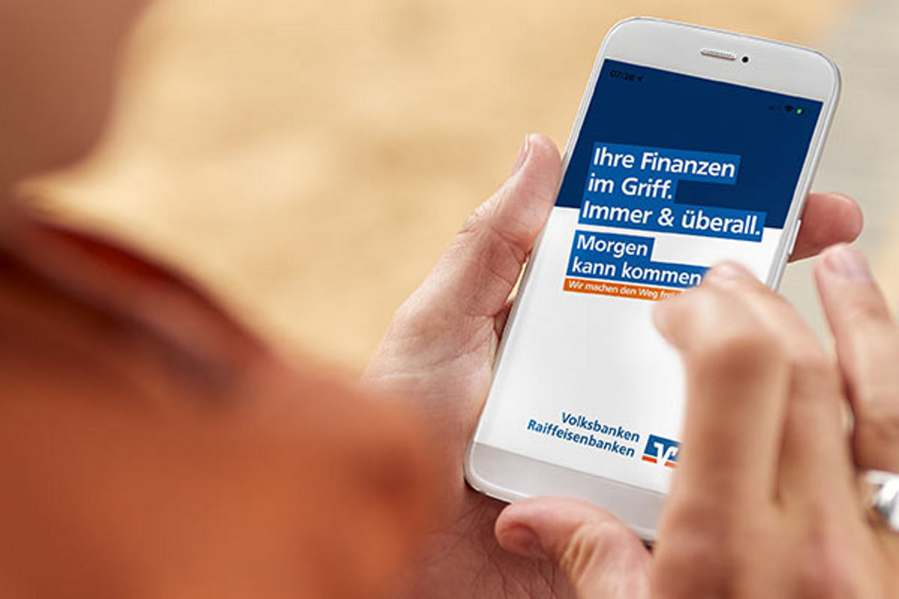 Frau schaut auf die VR Banking App in ihrem Smartphone