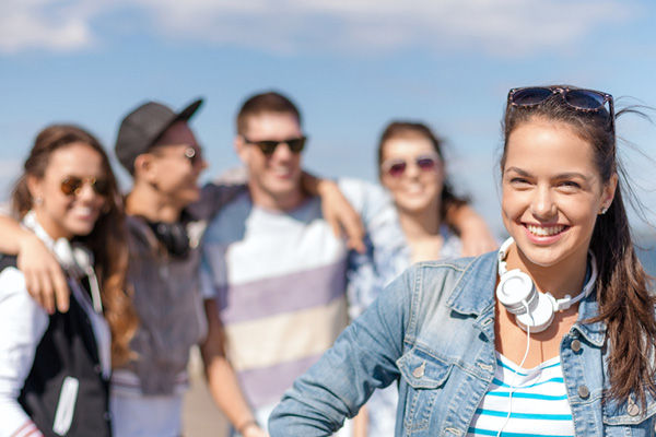 Junge Erwachsene stehen am Strand