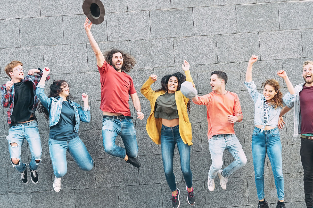 Gruppe Jugendliche die Jubeln