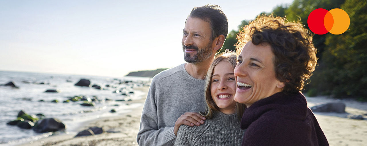 Junge Familie zusammen am Strand