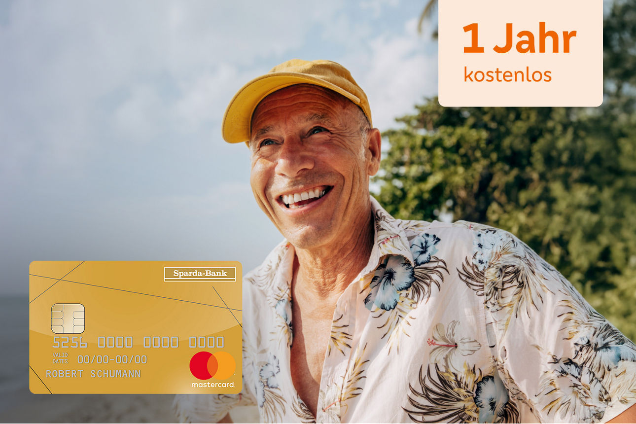 Mann im Sommerfeeling am Strand mit einem Hinweis "1 Jahr kostenlos" sowie einer Mastercard Gold